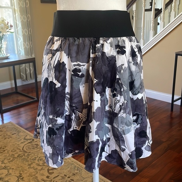 NWT - Express Black & White Watercolor Floral Mini Skirt lined w pockets, Size M - Picture 8 of 8